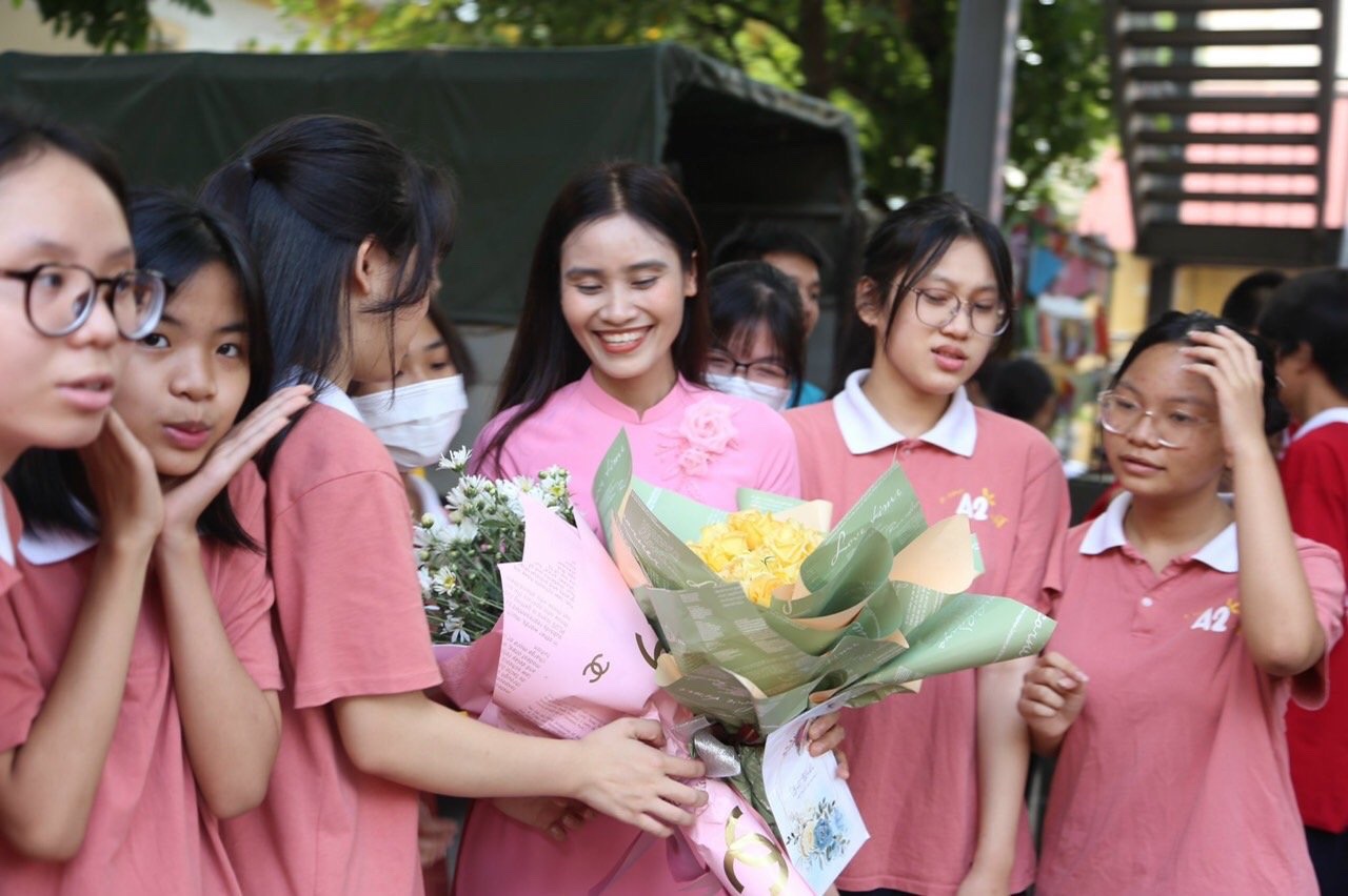 Người Thanh niên mang khăn quàng đỏ của Liên đội trường THCS Kim Nỗ