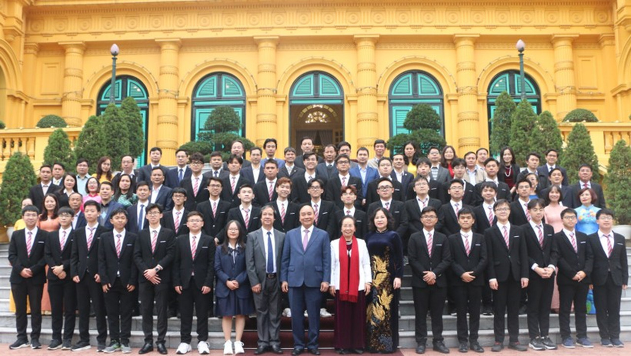 Nóng trong tuần: Vinh danh học sinh xuất sắc, hỗ trợ giáo dục Mầm non vùng khó