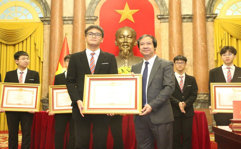 Nóng trong tuần: Vinh danh học sinh xuất sắc, hỗ trợ giáo dục Mầm non vùng khó