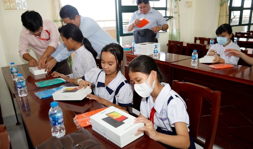 Sóng và máy tính: Sức lan tỏa từ chương trình nhân văn