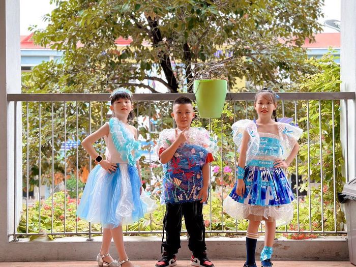 Hà Nội: Học sinh Trường Tiểu Học Đặng Trần Côn trình diễn thời trang từ 'rác tái chế'