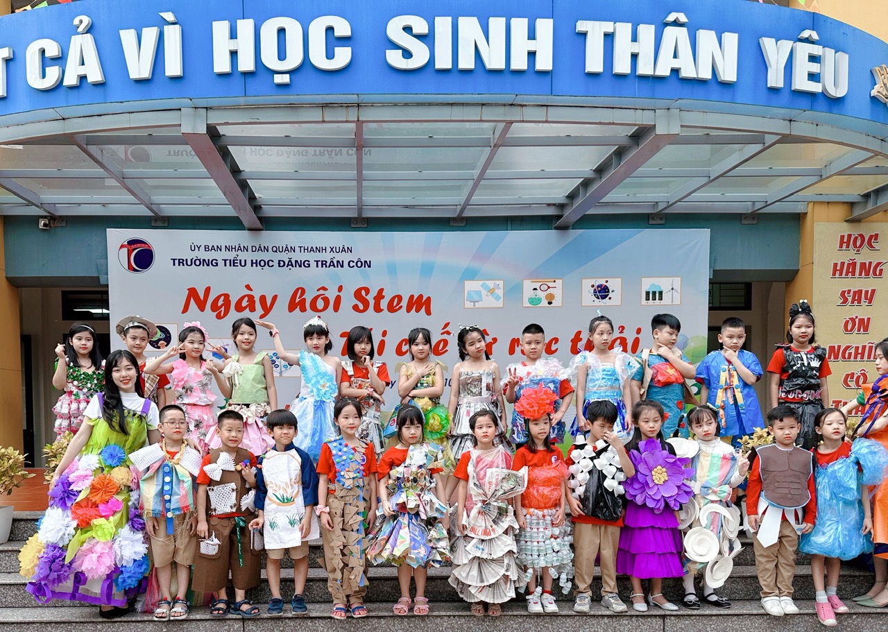 Hà Nội: Học sinh Trường Tiểu Học Đặng Trần Côn trình diễn thời trang từ 'rác tái chế'