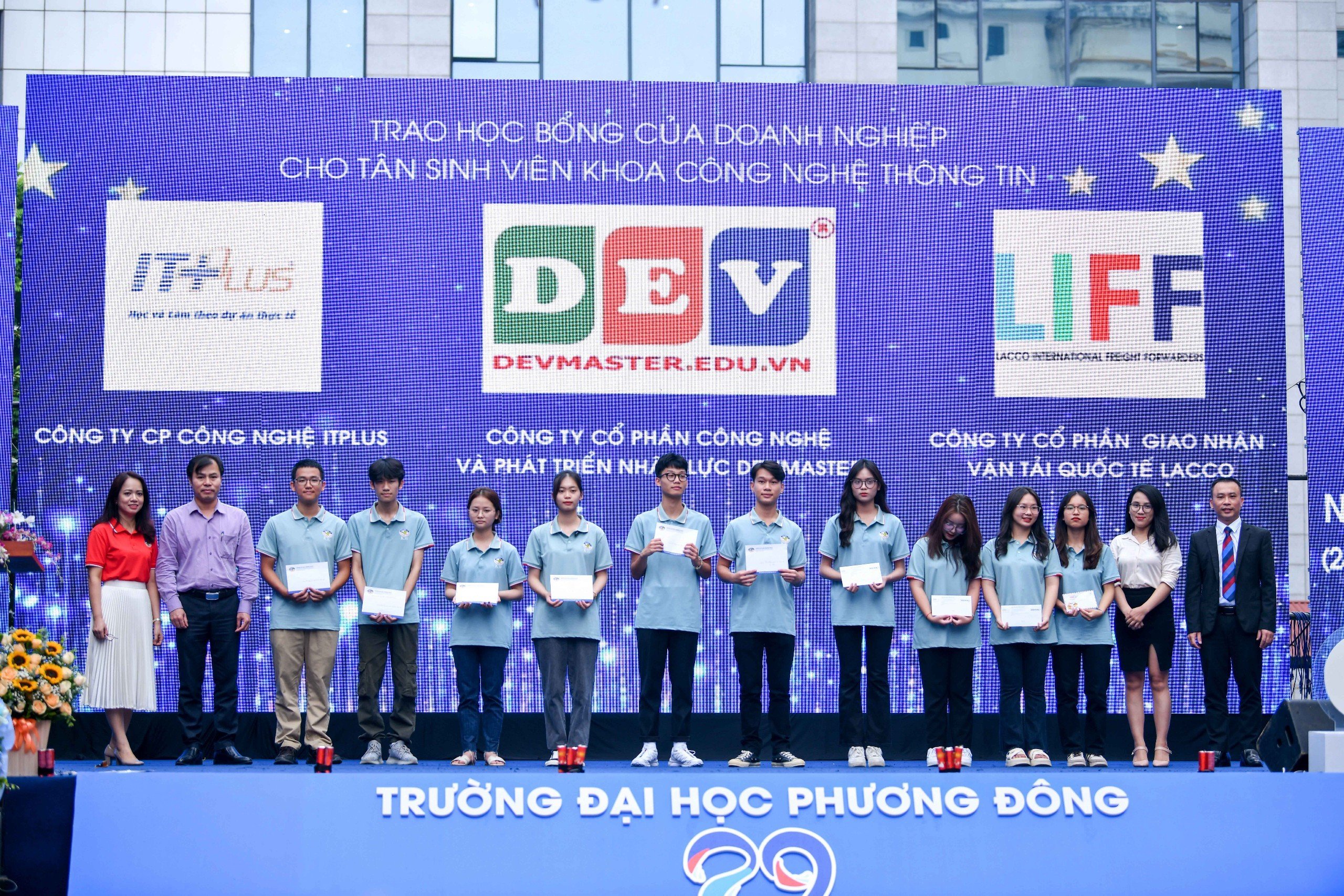 Trường ĐH Phương Đông: Hơn 2.400 tân sinh viên hào hứng trong lễ khai giảng