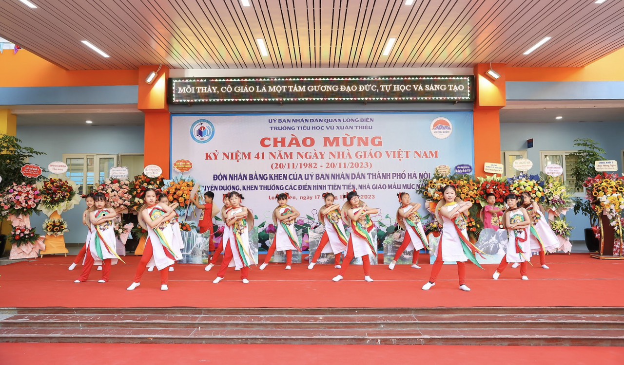 Trường Tiểu học Vũ Xuân Thiều: Kỷ niệm ngày Nhà giáo Việt Nam và đón nhận bằng khen của Thành phố Hà Nội