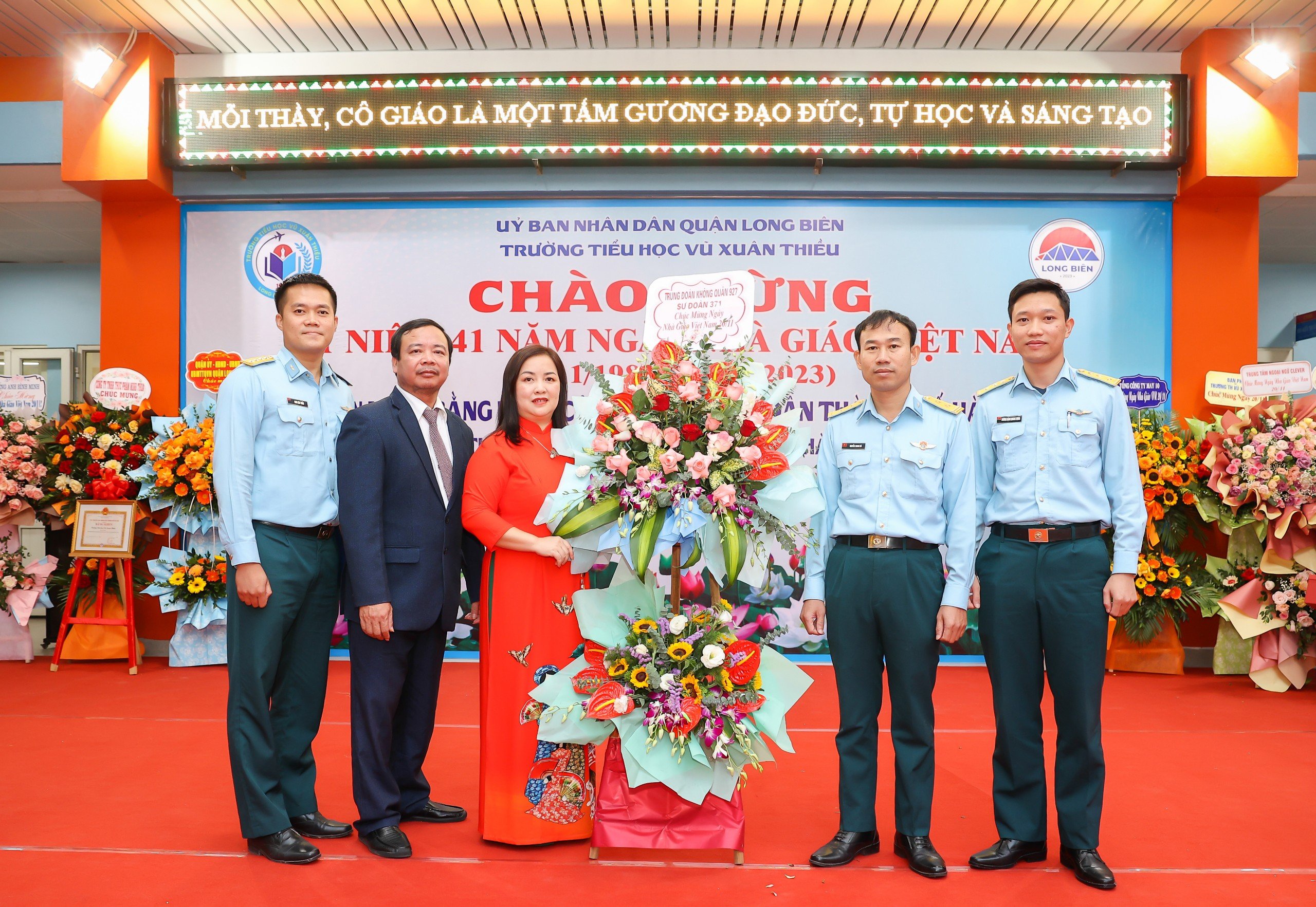 Trường Tiểu học Vũ Xuân Thiều: Kỷ niệm ngày Nhà giáo Việt Nam và đón nhận bằng khen của Thành phố Hà Nội