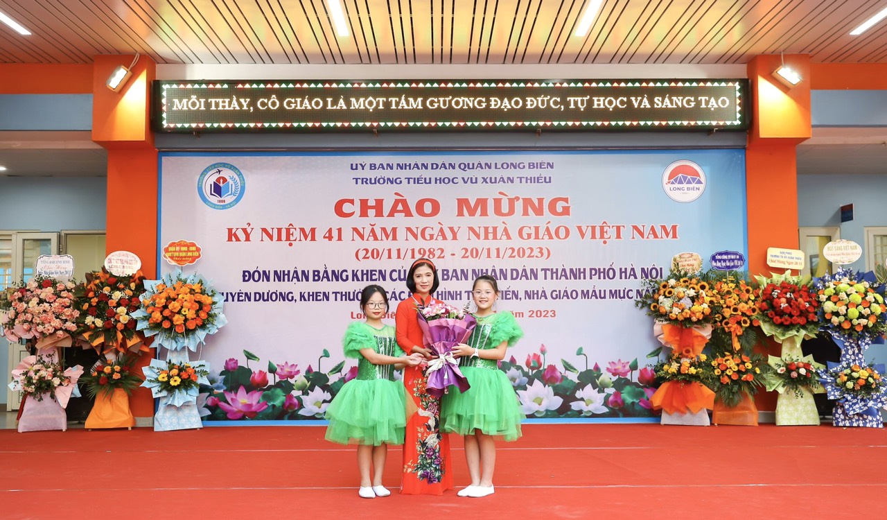Trường Tiểu học Vũ Xuân Thiều: Kỷ niệm ngày Nhà giáo Việt Nam và đón nhận bằng khen của Thành phố Hà Nội