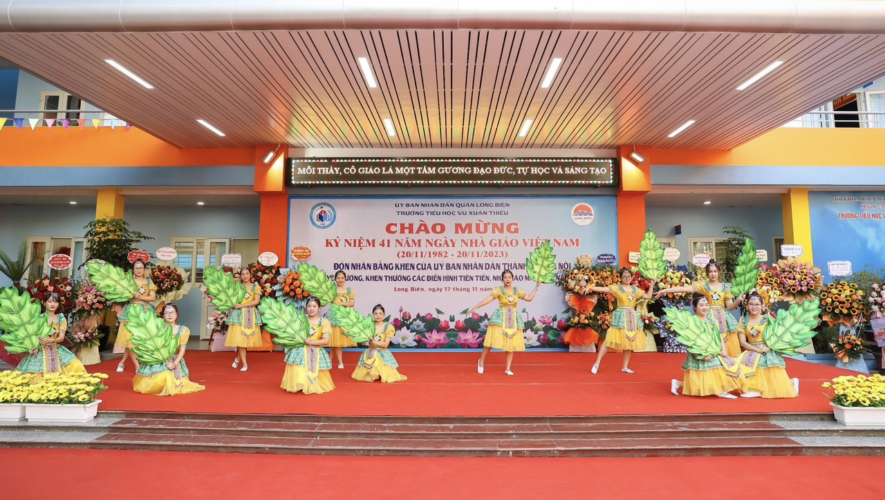 Trường Tiểu học Vũ Xuân Thiều: Kỷ niệm ngày Nhà giáo Việt Nam và đón nhận bằng khen của Thành phố Hà Nội