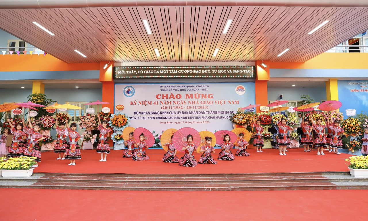 Trường Tiểu học Vũ Xuân Thiều: Kỷ niệm ngày Nhà giáo Việt Nam và đón nhận bằng khen của Thành phố Hà Nội
