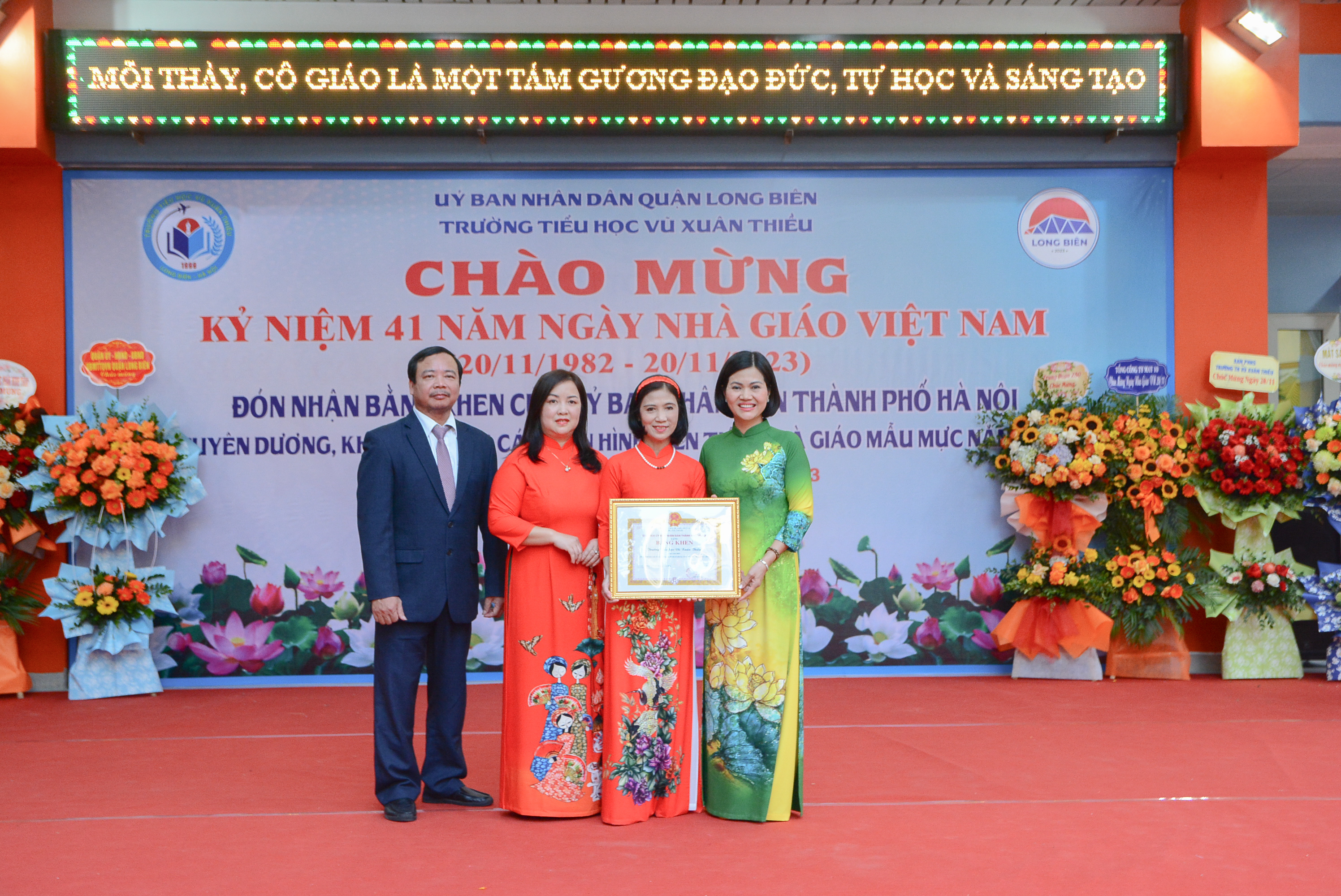 Trường Tiểu học Vũ Xuân Thiều: Kỷ niệm ngày Nhà giáo Việt Nam và đón nhận bằng khen của Thành phố Hà Nội