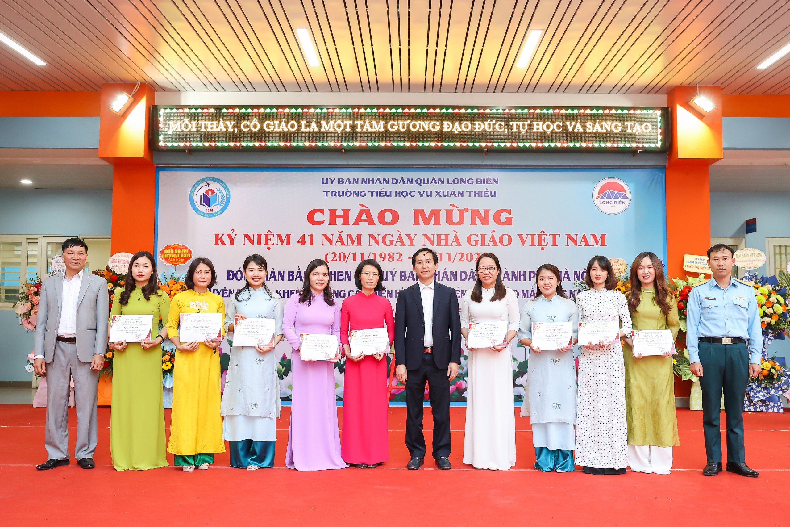 Trường Tiểu học Vũ Xuân Thiều: Kỷ niệm ngày Nhà giáo Việt Nam và đón nhận bằng khen của Thành phố Hà Nội