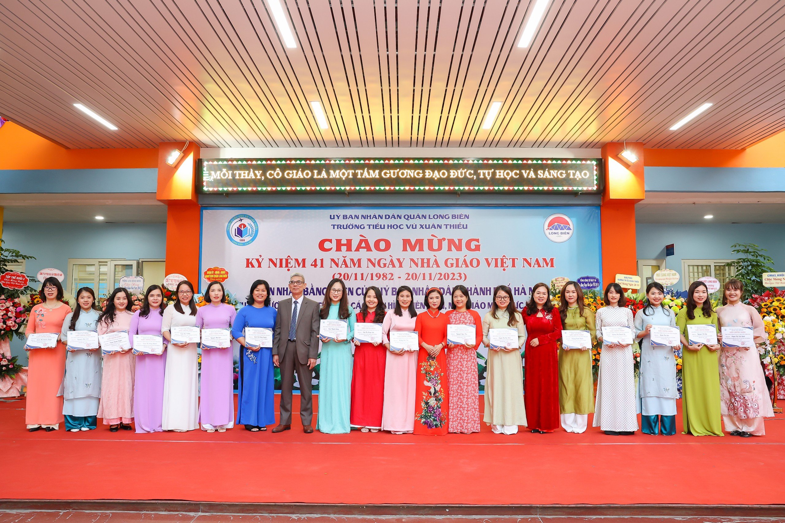 Trường Tiểu học Vũ Xuân Thiều: Kỷ niệm ngày Nhà giáo Việt Nam và đón nhận bằng khen của Thành phố Hà Nội