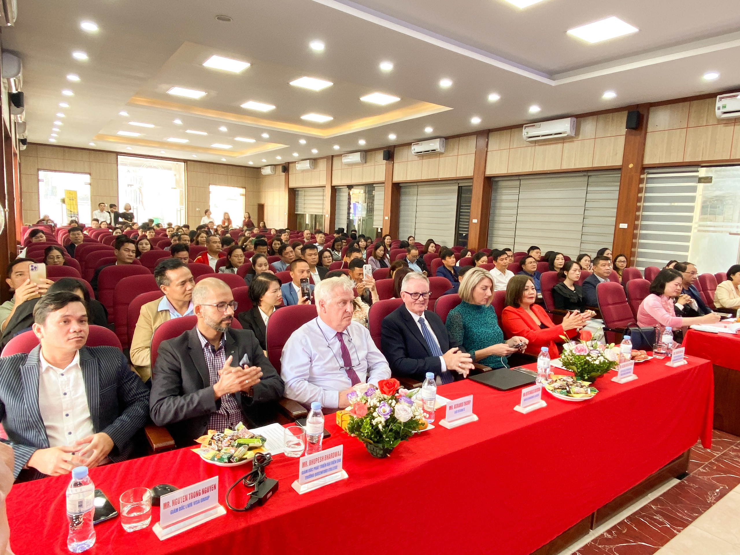 BẠN CÓ NHU CẦU HỌC VÀ ĐỊNH HƯỚNG ĐỊNH CƯ ÚC HÃY ĐẾN VỚI TRƯỜNG CAO ĐẲNG KINH TẾ - KỸ THUẬT THƯƠNG MẠI ĐỂ ĐƯỢC TƯ VẤN ĐẦY ĐỦ NHẤT