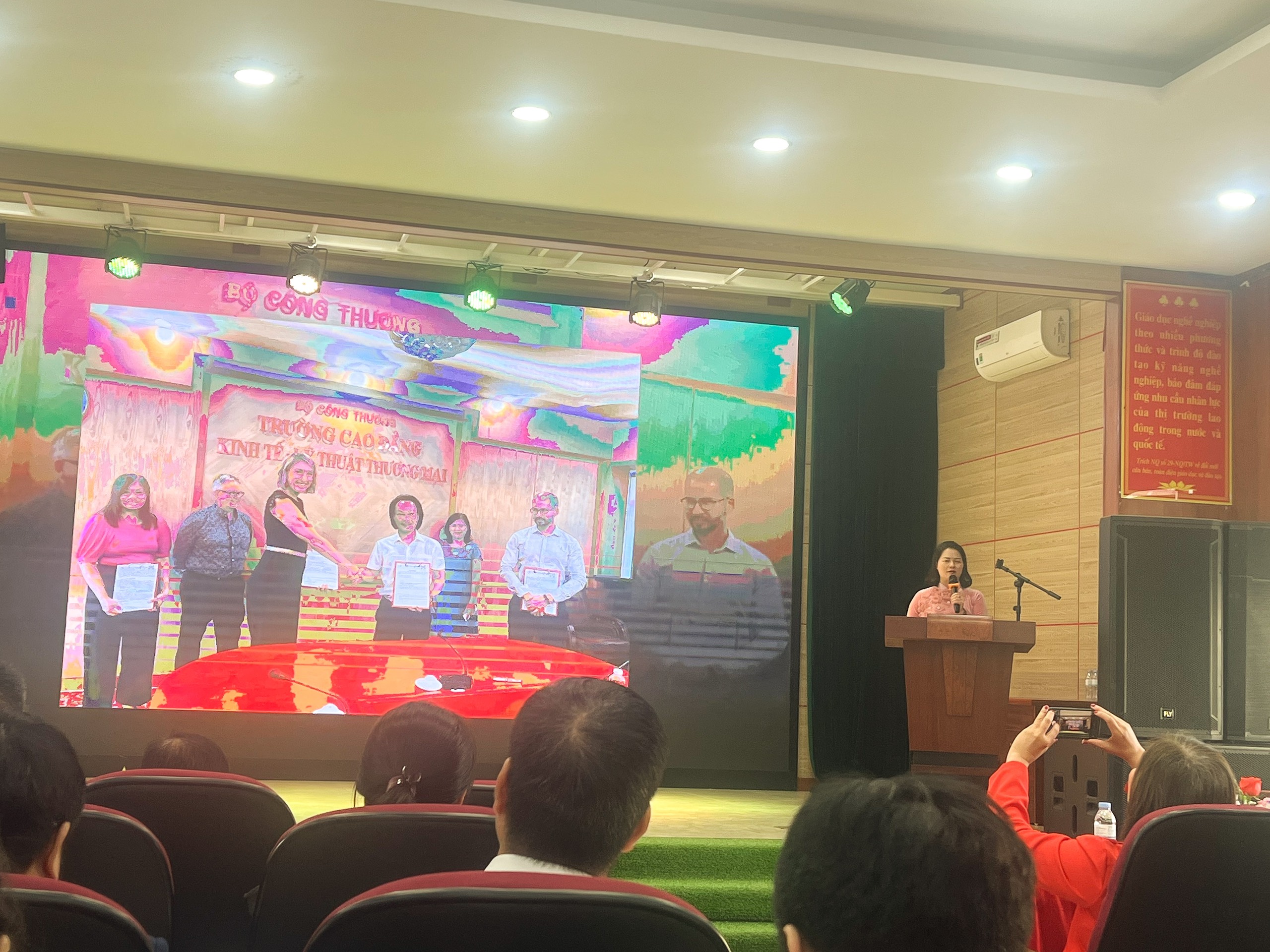 BẠN CÓ NHU CẦU HỌC VÀ ĐỊNH HƯỚNG ĐỊNH CƯ ÚC HÃY ĐẾN VỚI TRƯỜNG CAO ĐẲNG KINH TẾ - KỸ THUẬT THƯƠNG MẠI ĐỂ ĐƯỢC TƯ VẤN ĐẦY ĐỦ NHẤT