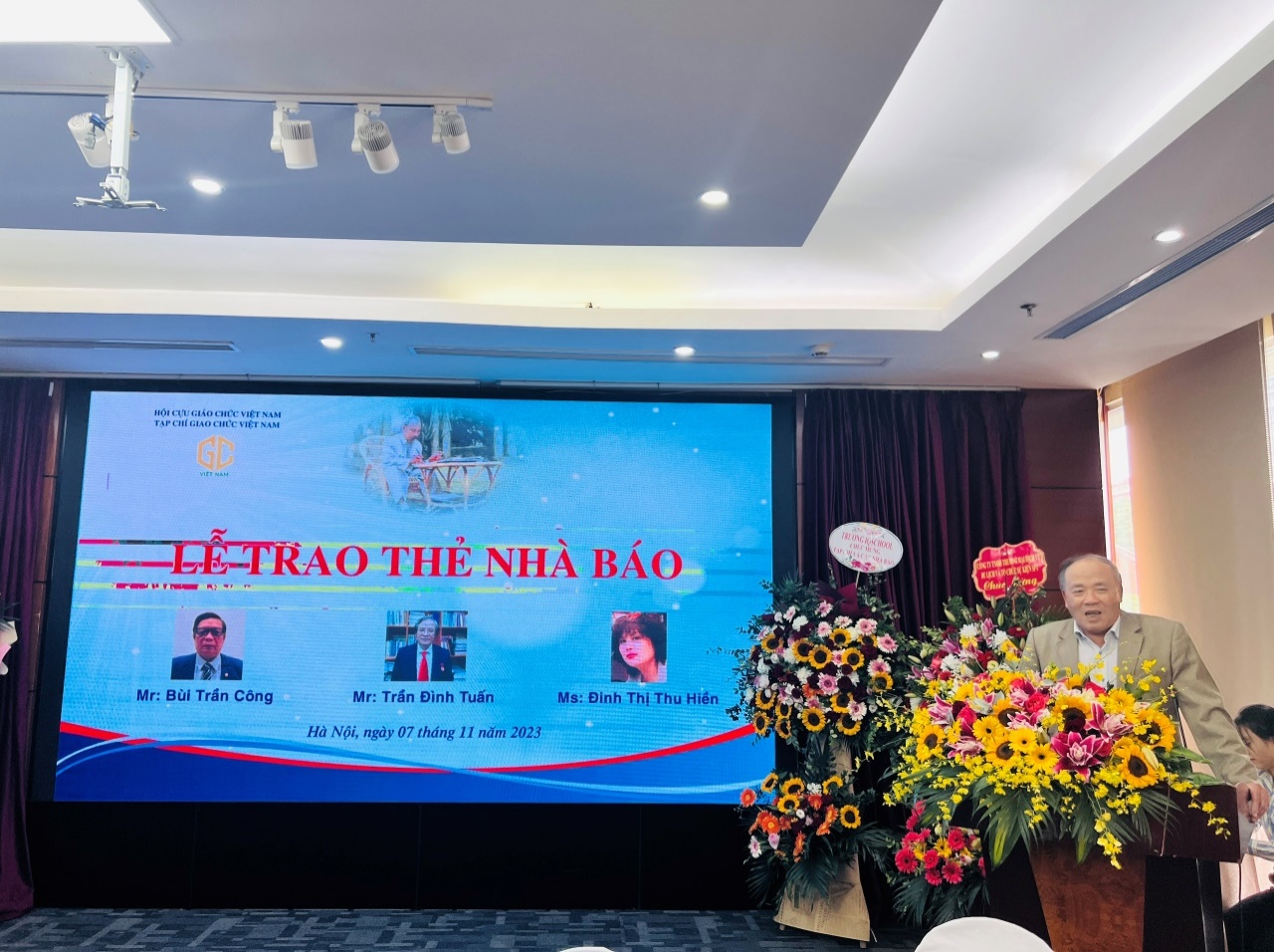 TẠP CHÍ GIÁO CHỨC VIỆT NAM TỔ CHỨC TRAO THẺ NHÀ BÁO CHO CÁC NHÀ BÁO