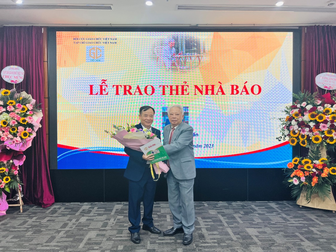 TẠP CHÍ GIÁO CHỨC VIỆT NAM TỔ CHỨC TRAO THẺ NHÀ BÁO CHO CÁC NHÀ BÁO