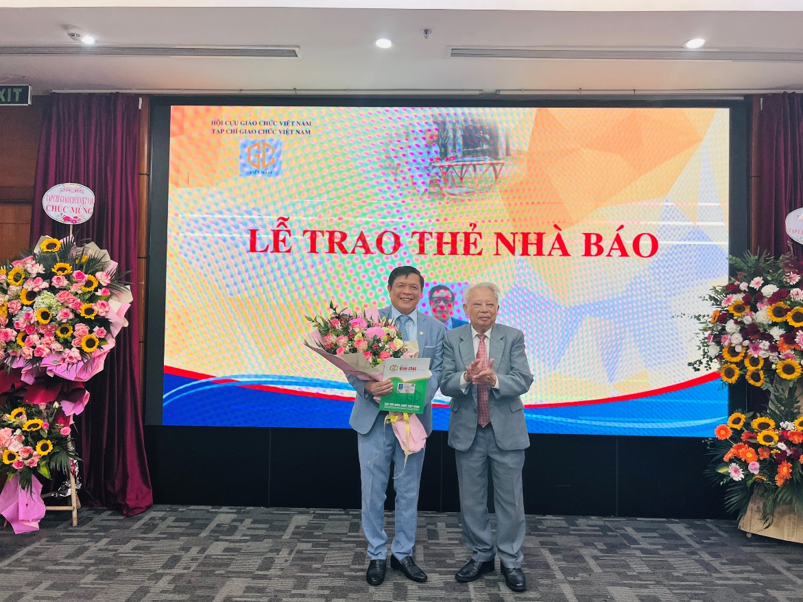 TẠP CHÍ GIÁO CHỨC VIỆT NAM TỔ CHỨC TRAO THẺ NHÀ BÁO CHO CÁC NHÀ BÁO