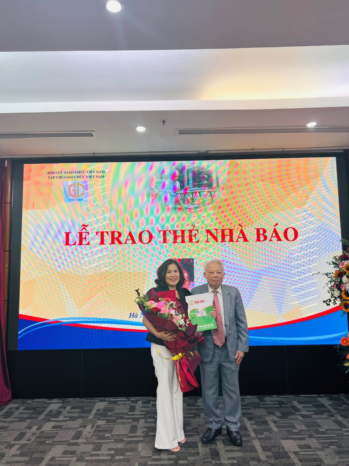 TẠP CHÍ GIÁO CHỨC VIỆT NAM TỔ CHỨC TRAO THẺ NHÀ BÁO CHO CÁC NHÀ BÁO