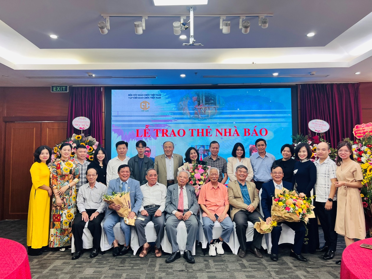 TẠP CHÍ GIÁO CHỨC VIỆT NAM TỔ CHỨC TRAO THẺ NHÀ BÁO CHO CÁC NHÀ BÁO