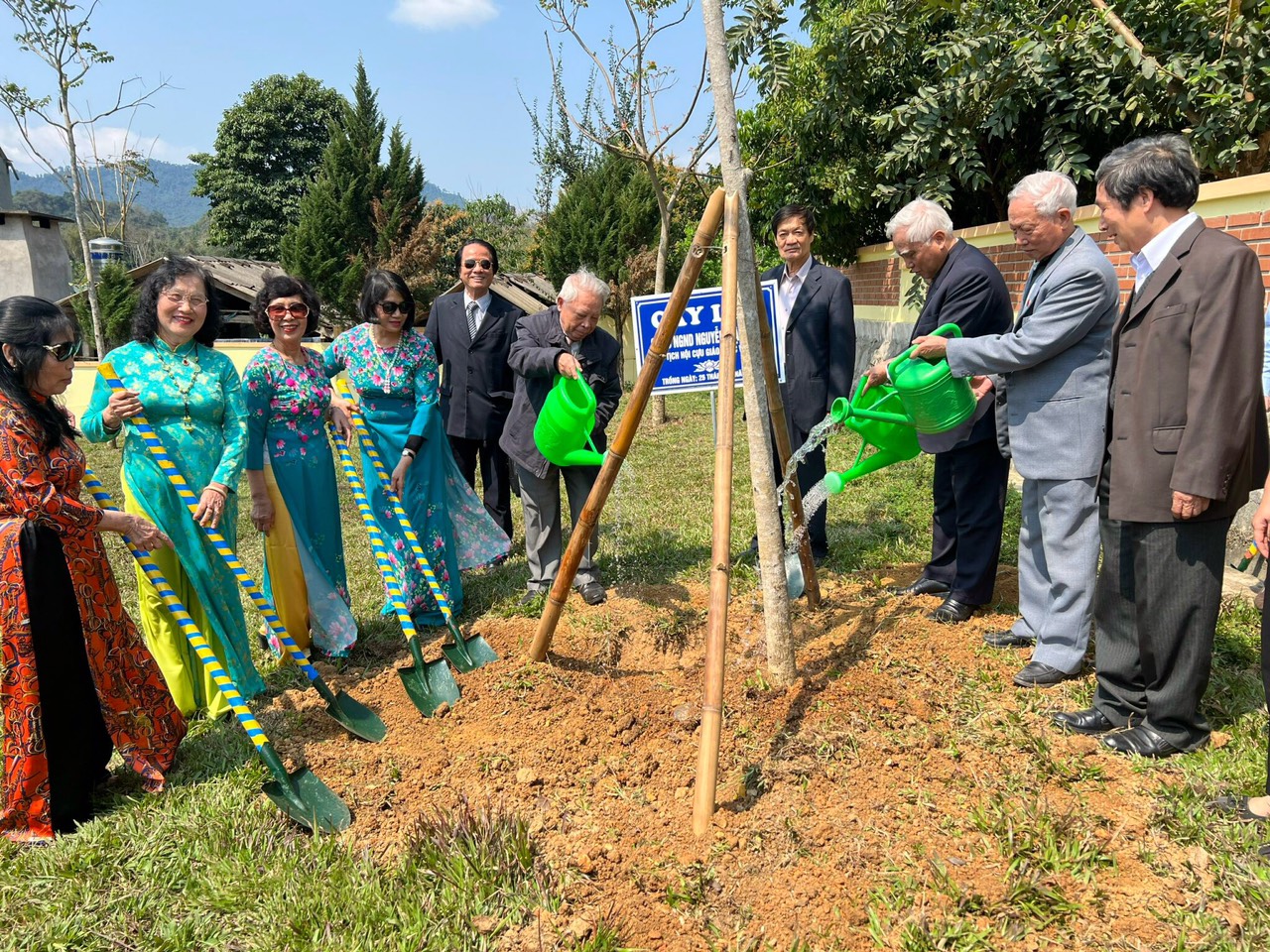GS.TSKH.NGND. Nguyễn Mậu Bành, Chủ tịch Hội CGC Việt Nam cùng đoàn lên thăm Khu di tích Lịch sử Bộ Quốc gia Giáo dục.