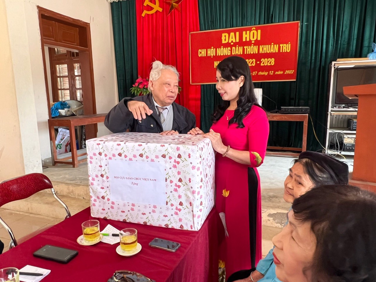 GS.TSKH.NGND. Nguyễn Mậu Bành, Chủ tịch Hội CGC Việt Nam cùng đoàn lên thăm Khu di tích Lịch sử Bộ Quốc gia Giáo dục.