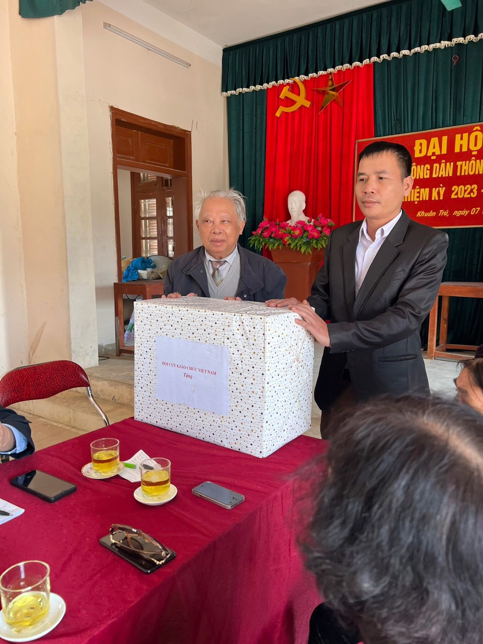 GS.TSKH.NGND. Nguyễn Mậu Bành, Chủ tịch Hội CGC Việt Nam cùng đoàn lên thăm Khu di tích Lịch sử Bộ Quốc gia Giáo dục.