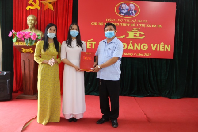 Những học sinh THPT đầu tiên của Lào Cai được kết nạp Đảng