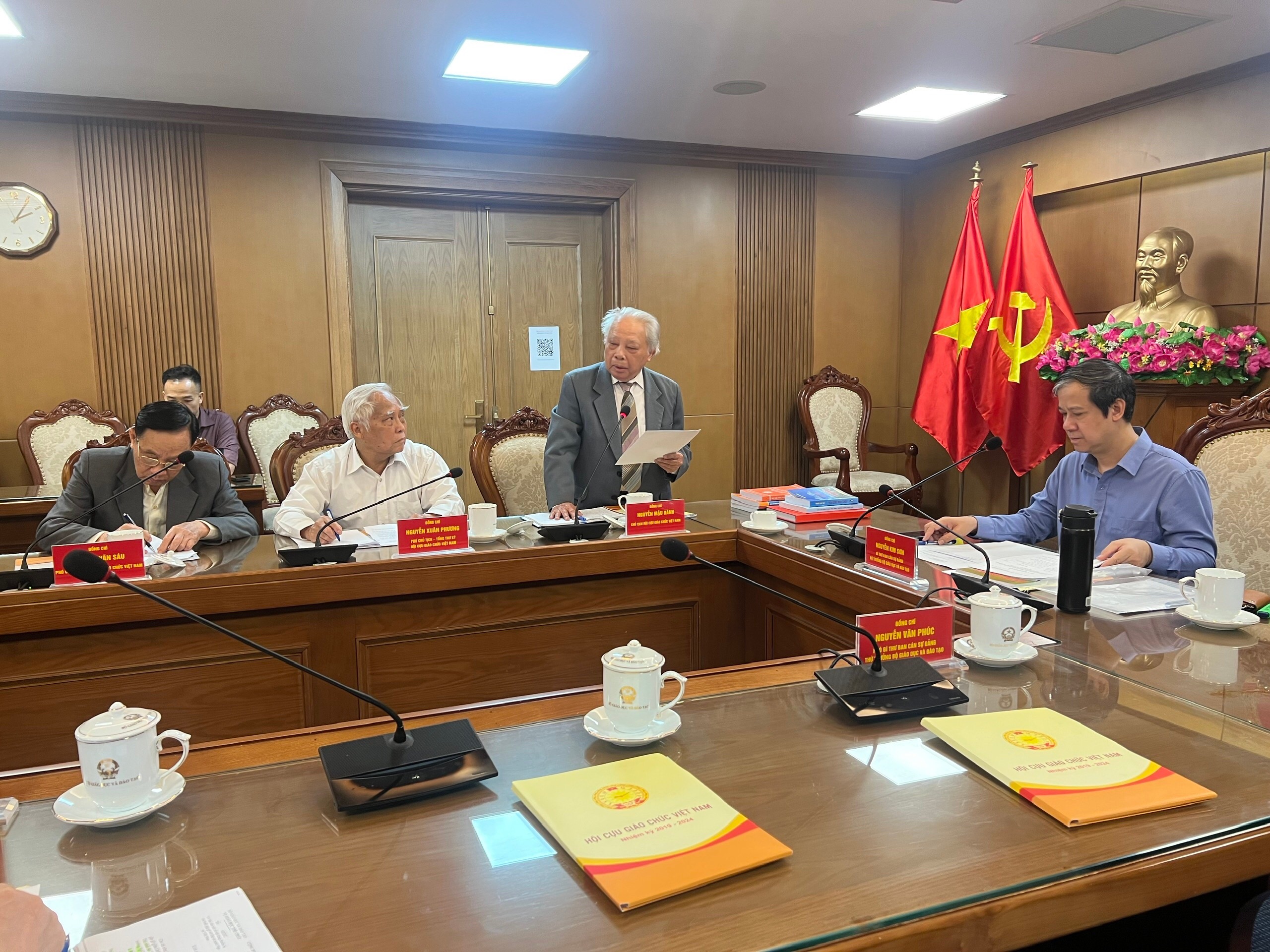 Bí thư Ban cán sự Đảng, Bộ trưởng Bộ Giáo dục và Đào tạo Nguyễn Kim Sơn, làm việc với Thường trực Trung ương Hội Cựu giáo chức Việt Nam