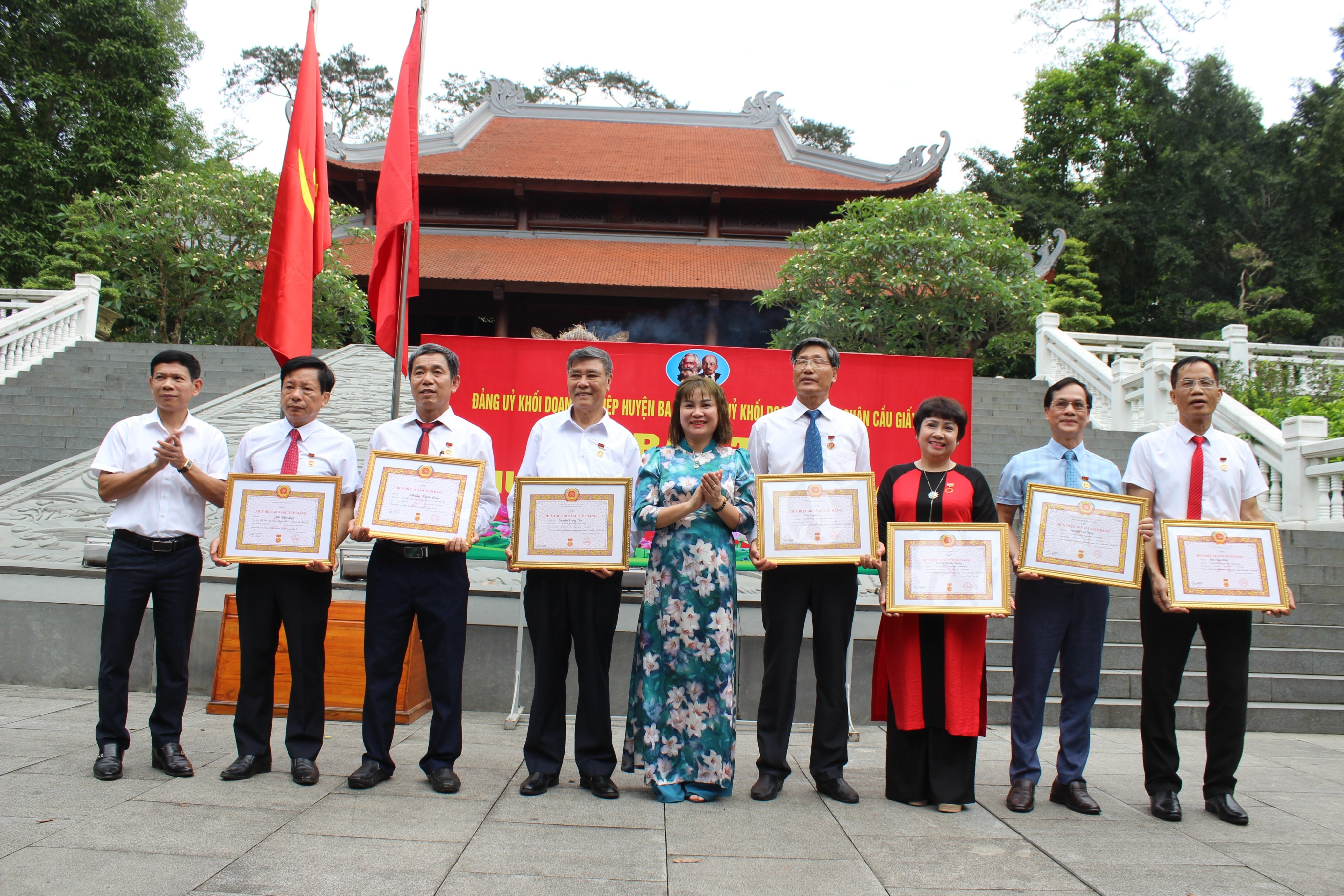 Đảng ủy Khối Doanh nghiệp Cầu Giấy và Ba Vì tổ chức Lễ Trao huy hiệu Đảng và trao đổi kinh nghiệm công tác xây dựng Đảng.