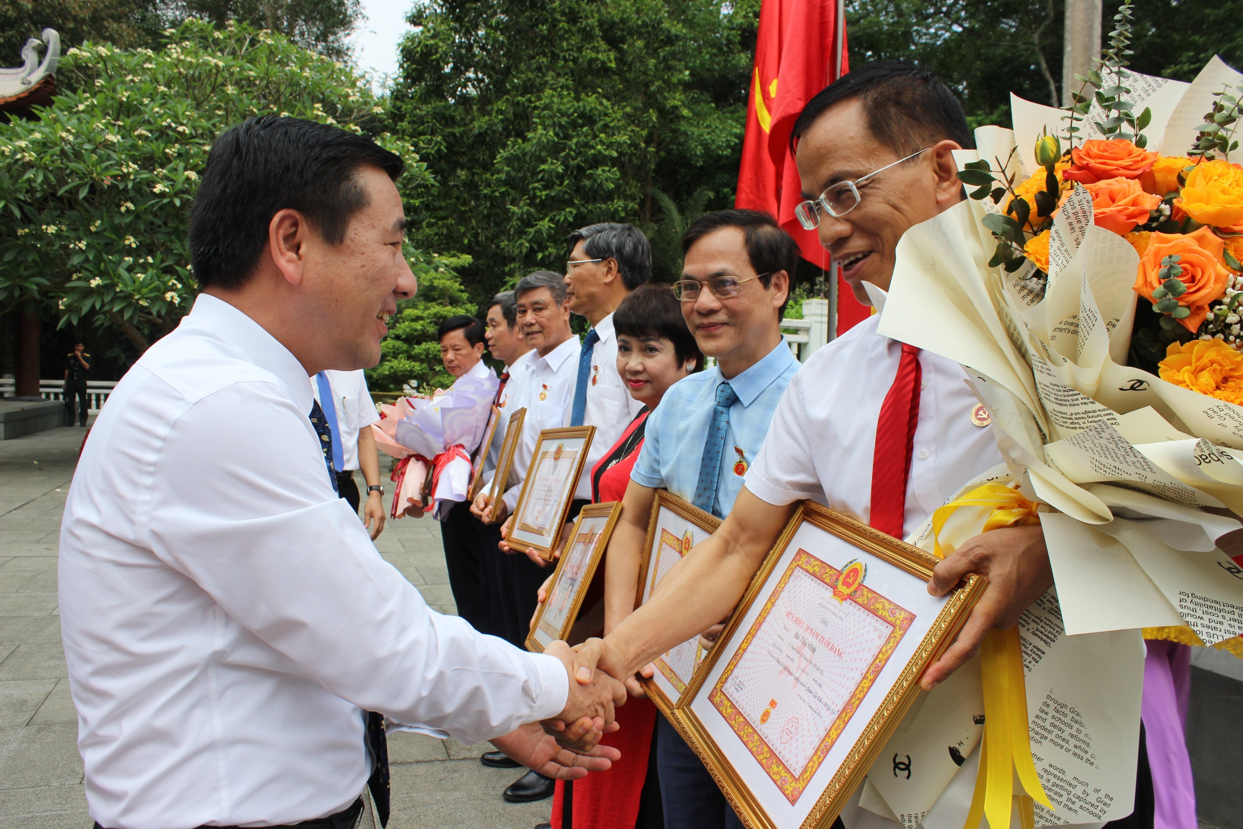 Đảng ủy Khối Doanh nghiệp Cầu Giấy và Ba Vì tổ chức Lễ Trao huy hiệu Đảng và trao đổi kinh nghiệm công tác xây dựng Đảng.