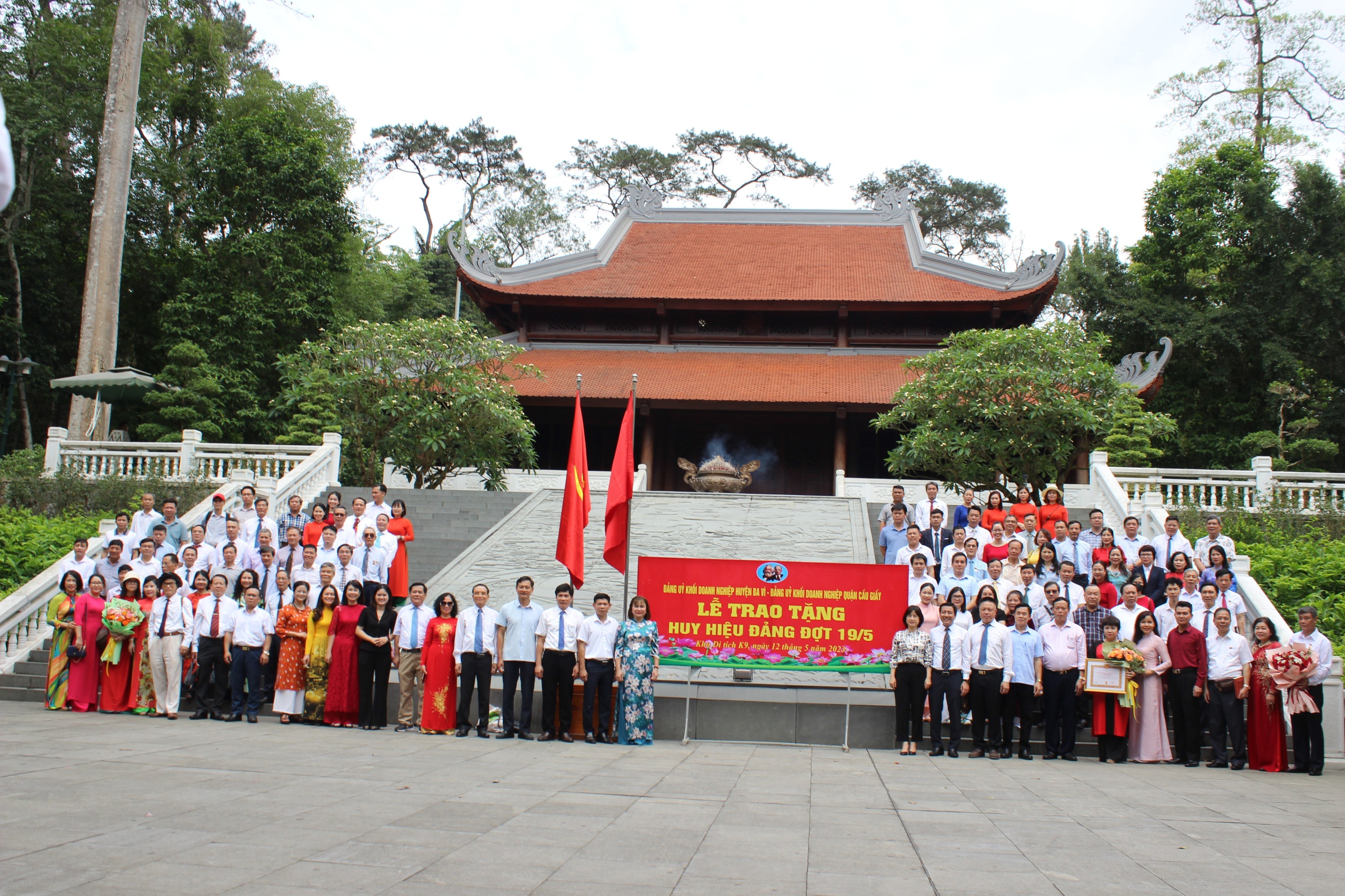 Đảng ủy Khối Doanh nghiệp Cầu Giấy và Ba Vì tổ chức Lễ Trao huy hiệu Đảng và trao đổi kinh nghiệm công tác xây dựng Đảng.