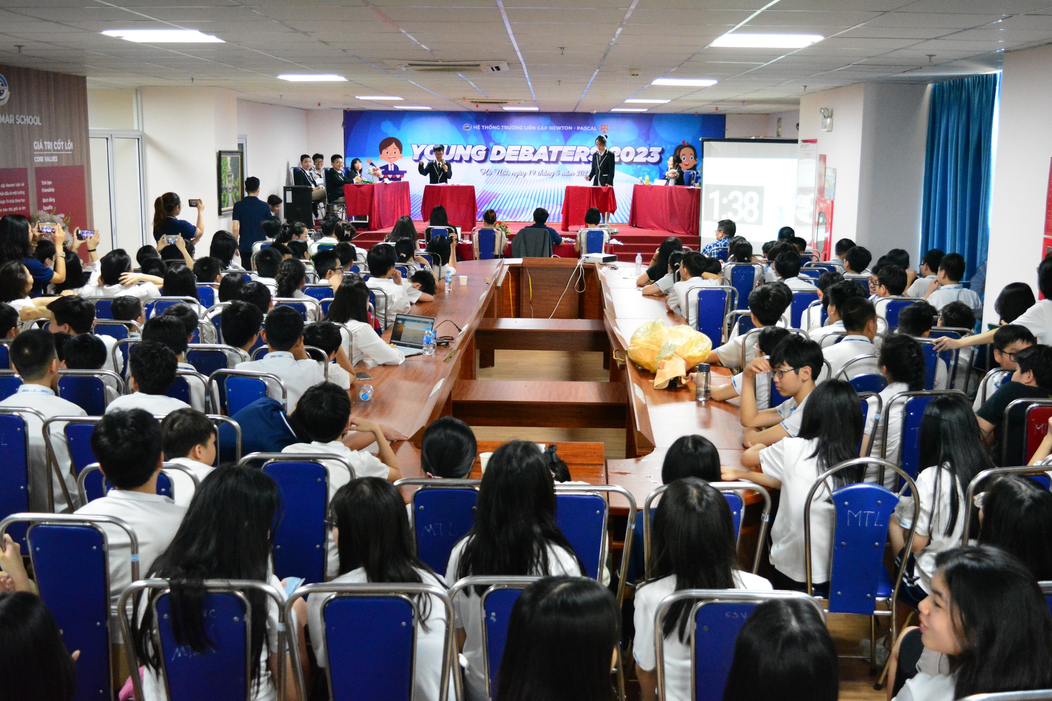 Sôi nổi kịch tính với cuộc thi tranh biện “Young Debaters” cấp Trung học cơ sở