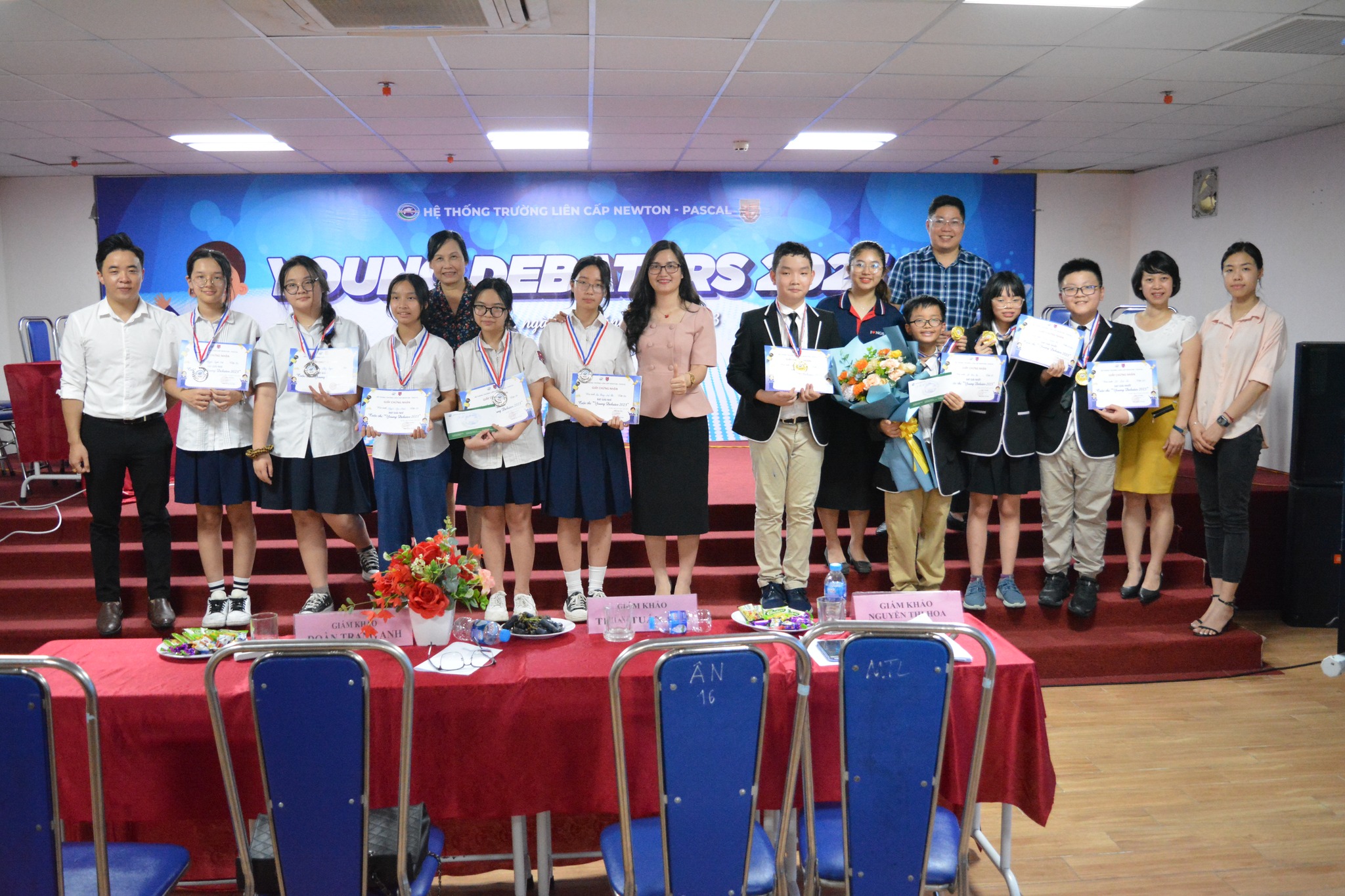 Sôi nổi kịch tính với cuộc thi tranh biện “Young Debaters” cấp Trung học cơ sở