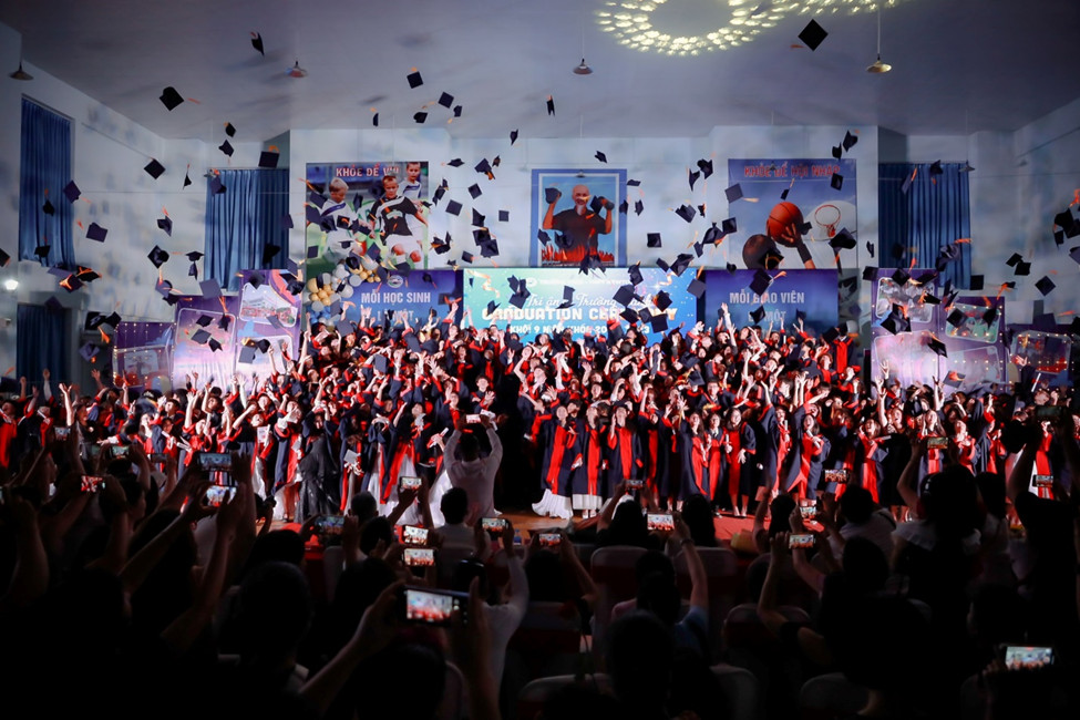Vỡ òa cảm xúc tại lễ trưởng thành của học sinh Hà Nội