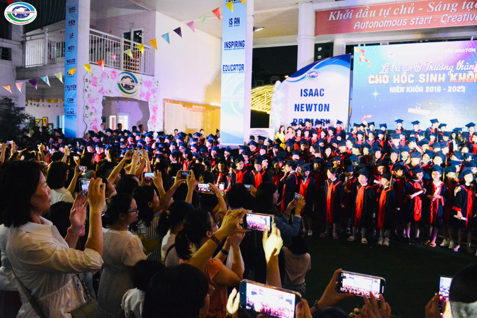 Vỡ òa cảm xúc tại lễ trưởng thành của học sinh Hà Nội