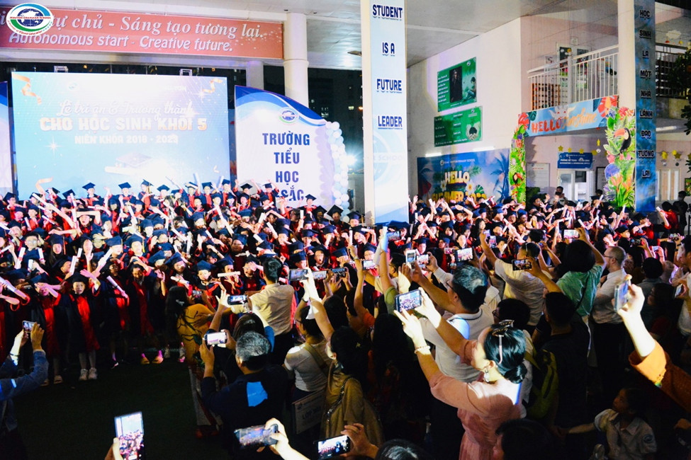 Vỡ òa cảm xúc tại lễ trưởng thành của học sinh Hà Nội