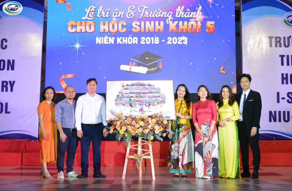 Vỡ òa cảm xúc tại lễ trưởng thành của học sinh Hà Nội