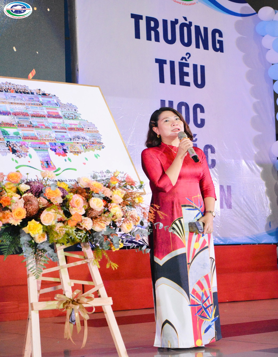 Vỡ òa cảm xúc tại lễ trưởng thành của học sinh Hà Nội