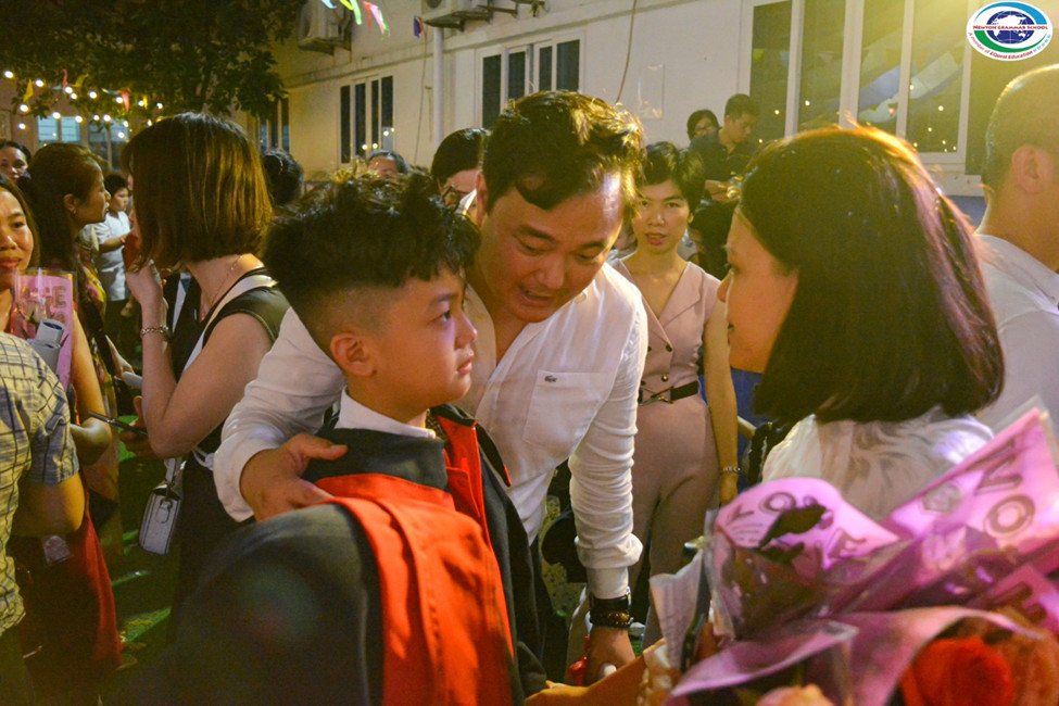 Vỡ òa cảm xúc tại lễ trưởng thành của học sinh Hà Nội