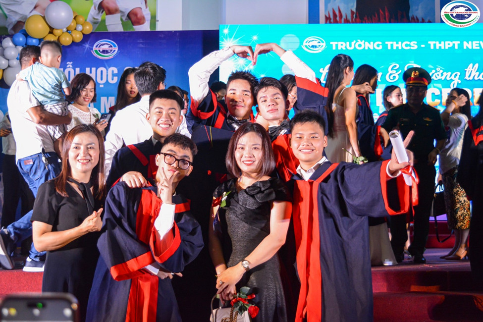 Xúc động lễ tri ân và trưởng thành của học trò lớp 12: “Mai xa rồi sẽ nhớ nhau thật nhiều…”