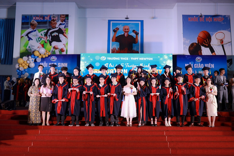 Xúc động lễ tri ân và trưởng thành của học trò lớp 12: “Mai xa rồi sẽ nhớ nhau thật nhiều…”