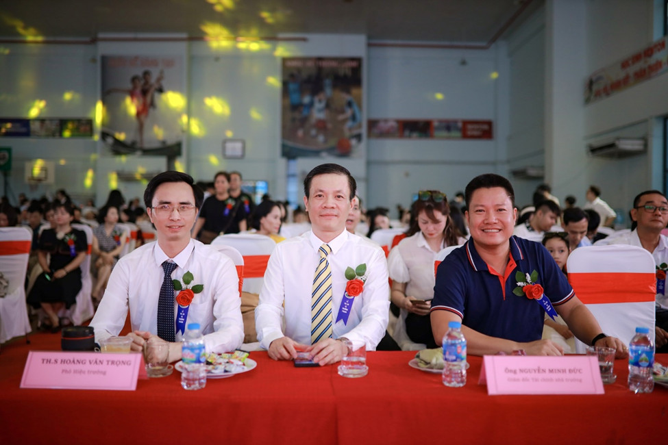 Xúc động lễ tri ân và trưởng thành của học trò lớp 12: “Mai xa rồi sẽ nhớ nhau thật nhiều…”