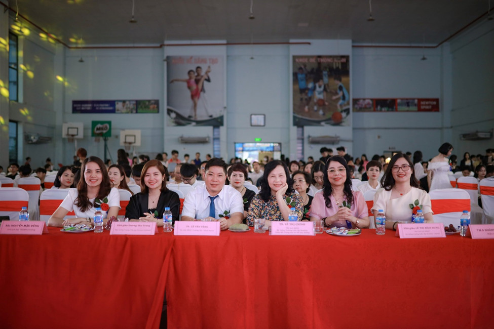 Xúc động lễ tri ân và trưởng thành của học trò lớp 12: “Mai xa rồi sẽ nhớ nhau thật nhiều…”