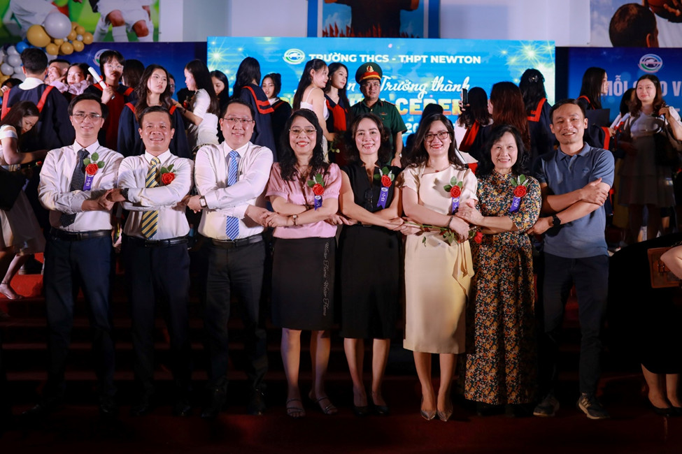 Xúc động lễ tri ân và trưởng thành của học trò lớp 12: “Mai xa rồi sẽ nhớ nhau thật nhiều…”