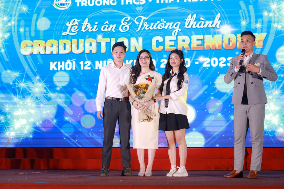 Xúc động lễ tri ân và trưởng thành của học trò lớp 12: “Mai xa rồi sẽ nhớ nhau thật nhiều…”