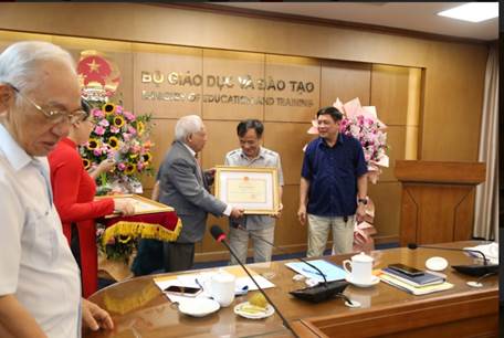 HỘI NGHỊ BAN THƯỜNG VỤ TRUNG ƯƠNG HỘI CGCVN LẦN THỨ 7 VÀ TẶNG BẰNG KHEN CHO TẠP CHÍ GIÁO CHỨC VIỆT NAM
