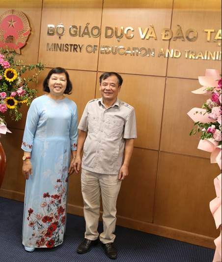 HỘI NGHỊ BAN THƯỜNG VỤ TRUNG ƯƠNG HỘI CGCVN LẦN THỨ 7 VÀ TẶNG BẰNG KHEN CHO TẠP CHÍ GIÁO CHỨC VIỆT NAM