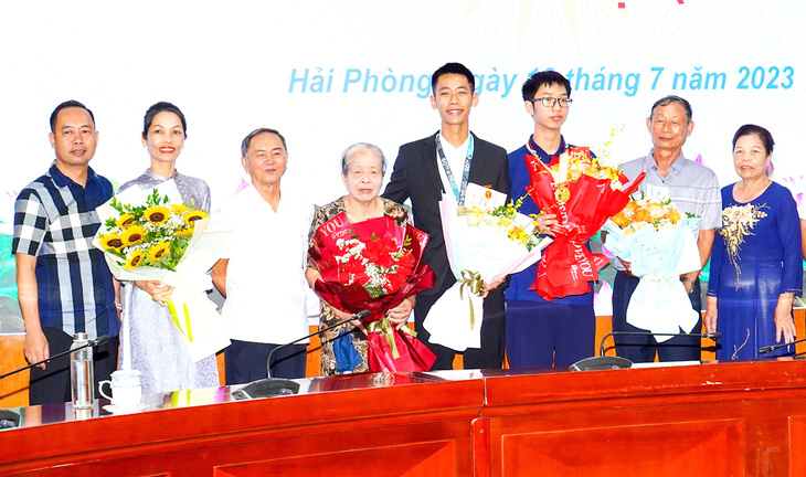 Hai anh em ruột cùng đoạt Huy chương Vàng Olympic Toán quốc tế