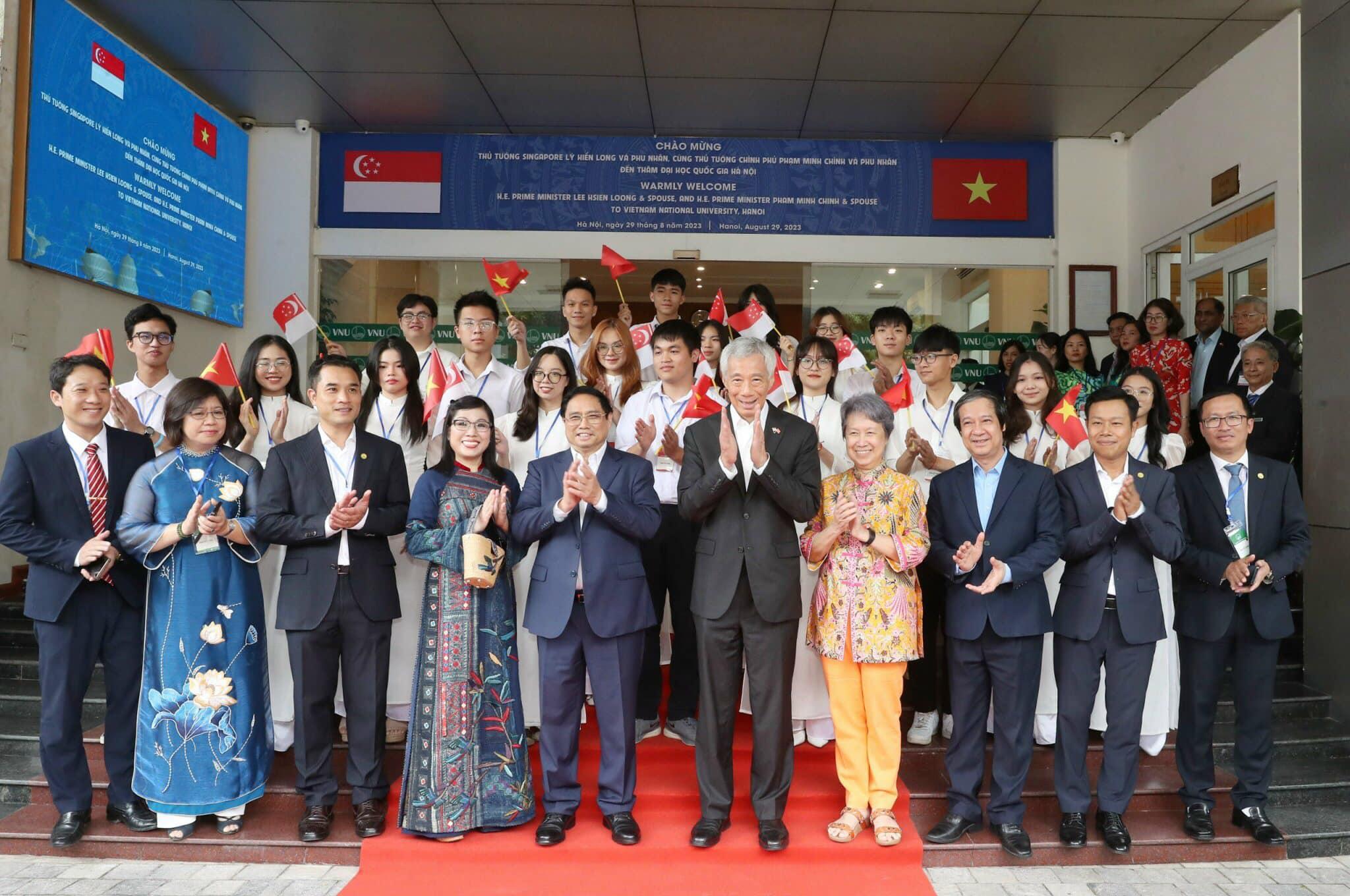 Thủ tướng Phạm Minh Chính và Thủ tướng Lý Hiển Long gặp gỡ sinh viên ĐHQG Hà Nội