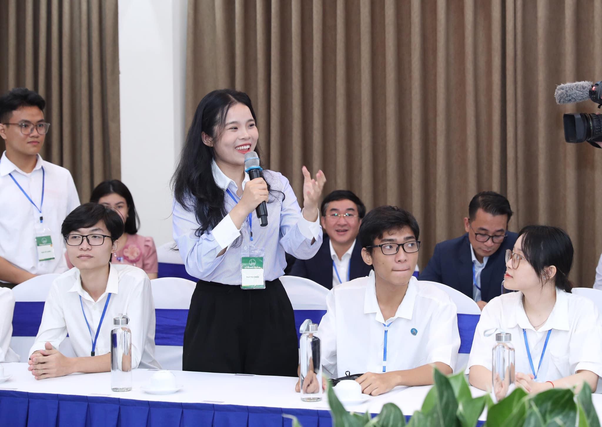 Thủ tướng Phạm Minh Chính và Thủ tướng Lý Hiển Long gặp gỡ sinh viên ĐHQG Hà Nội