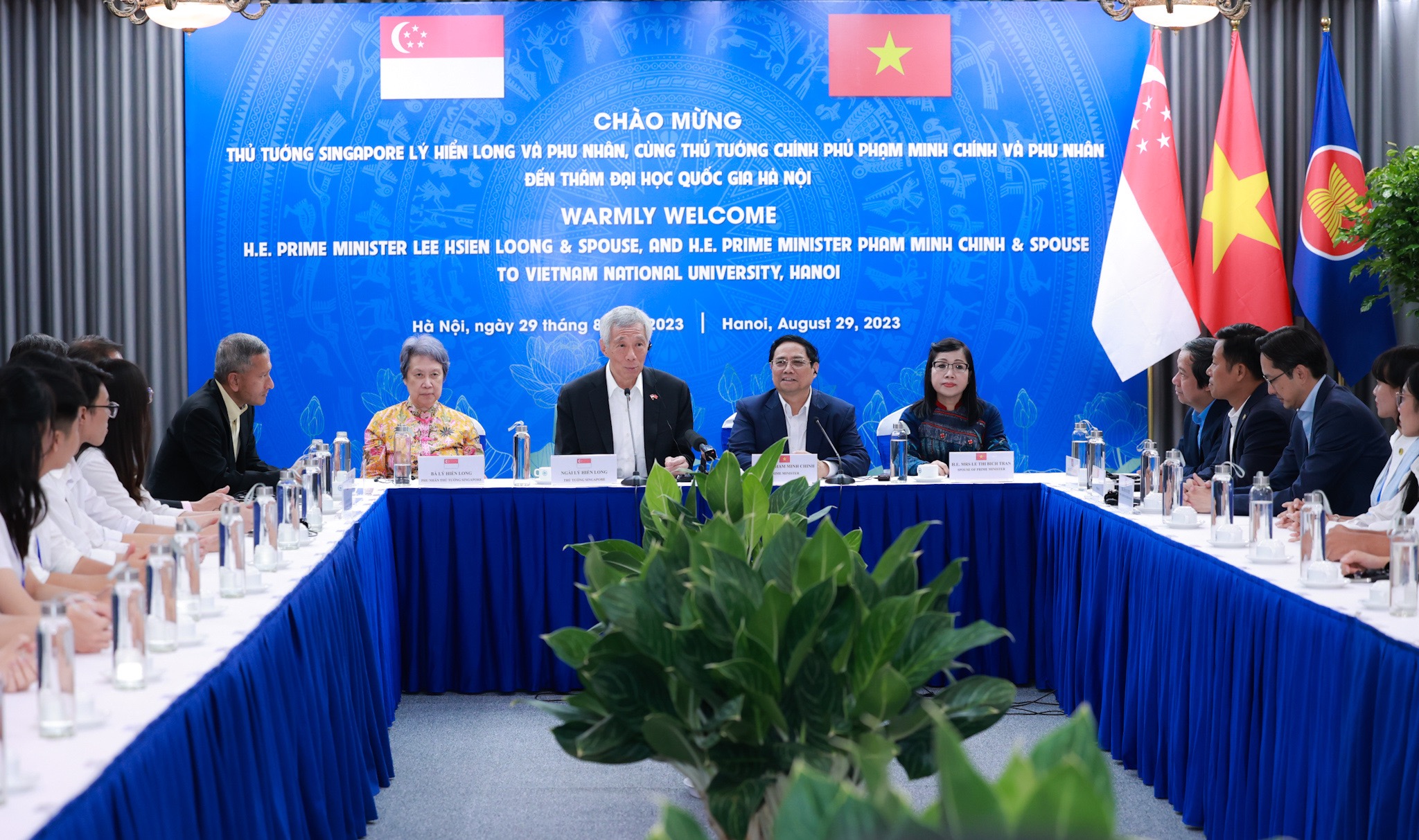 Thủ tướng Phạm Minh Chính và Thủ tướng Lý Hiển Long gặp gỡ sinh viên ĐHQG Hà Nội